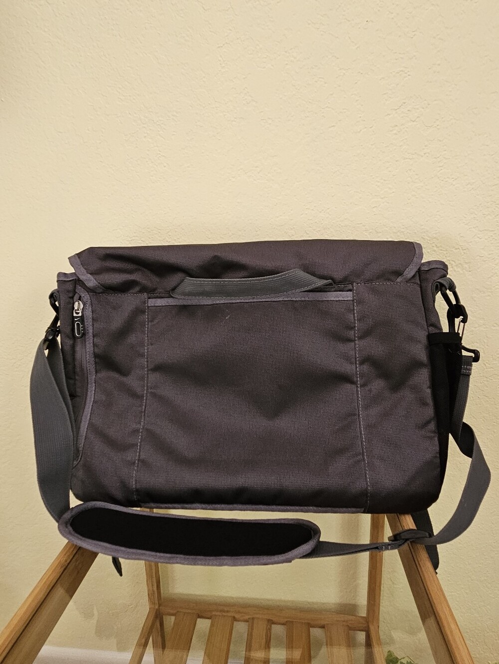 Nike Messenger laptop travel bag. - Picture 4 of 14